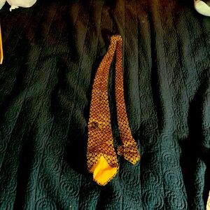 Men’s Gucci tie, with gold, blue ,and yellow chain pattern,26 inches long enjoy!